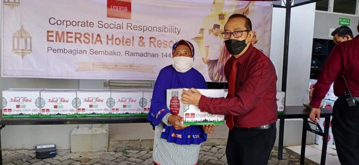 Mendekati Lebaran, Emersia Hotel Bagikan Bingkisan Untuk Warga Sekitar